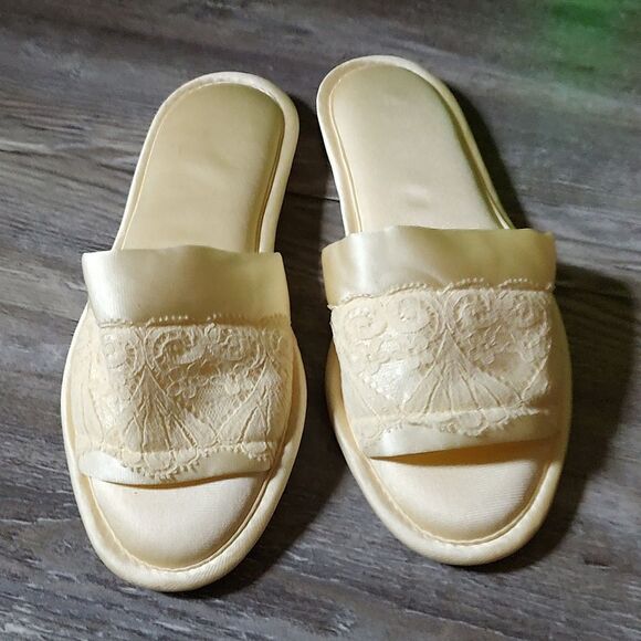 Vintage  Vanity Fair ivory slippers  Sz M  Sz 6.5-7.5 - Picture 2 of 6